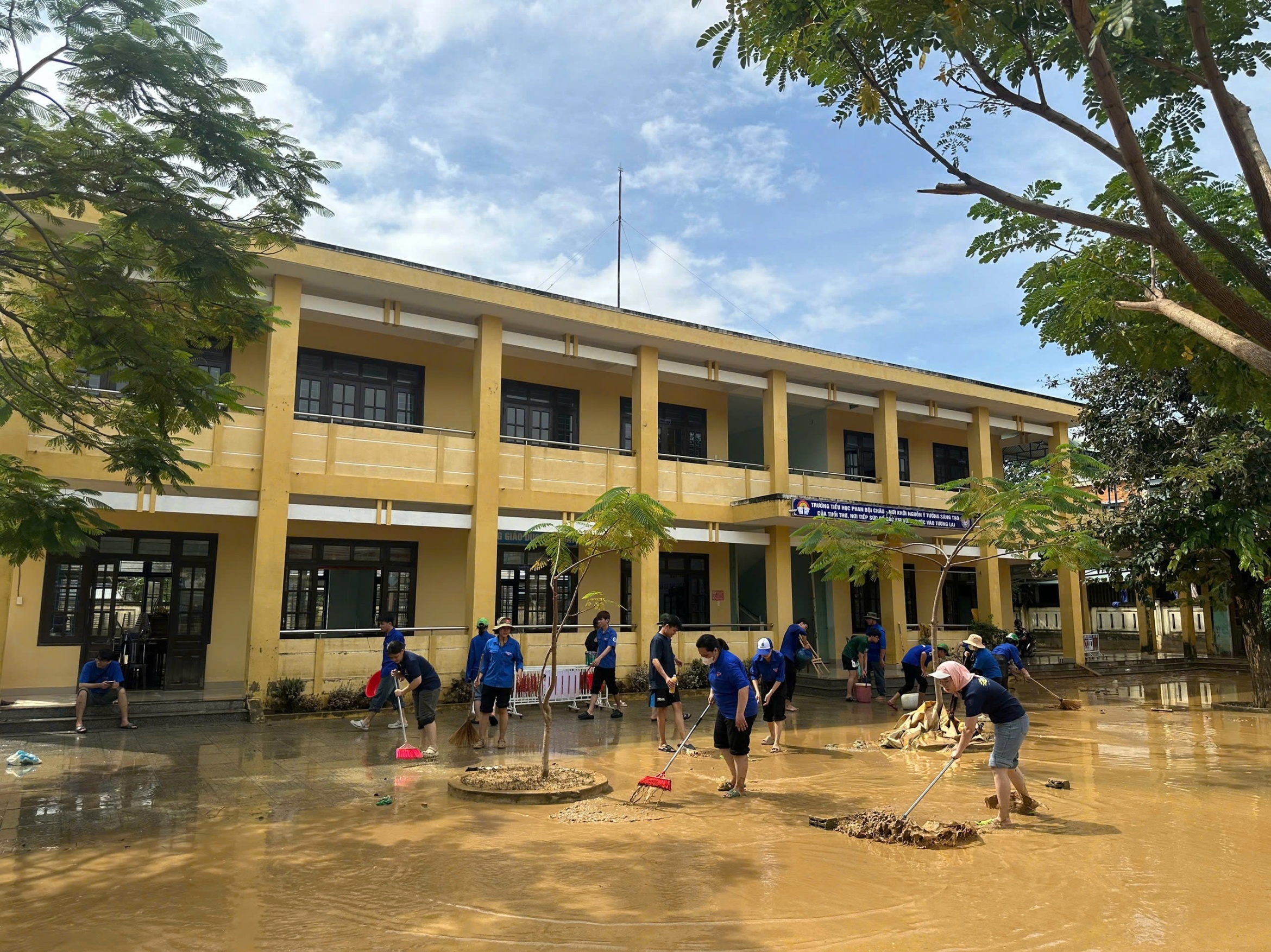 超过1500名岘港青年与居民共同应对洪水后的后果